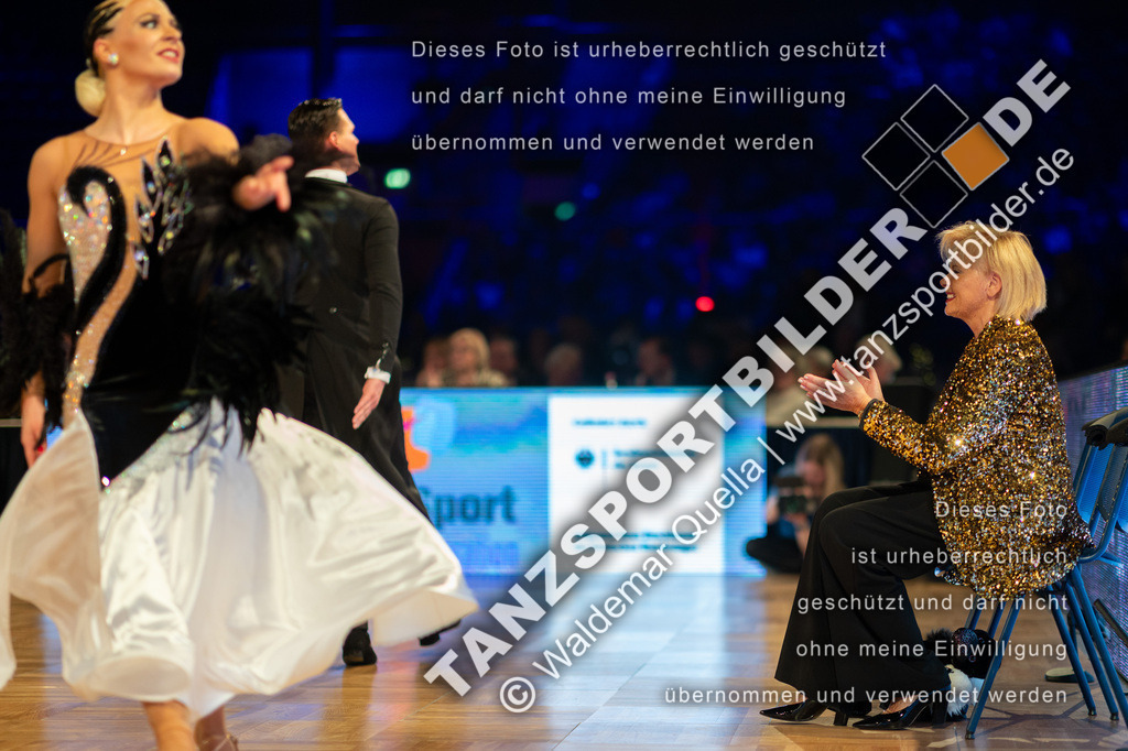 20251206-02867 | Hier finden Sie Tanz Bilder vom Latein und Standard Formationen tanzen. Sportbilder vom Tanzsport. Schöne Fotos und von Weltmeisterschaft, Europameisterschaft, Bundesliga, Regionalliga, Oberliga und Landesliga sowie von GOC Stuttgart, DanceComp, WM Bremen