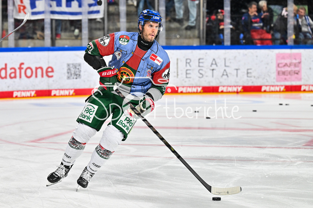 Nürnberg Ice Tigers - Augsburger Panther | Im Bild Ryan BUTTON (Augsburger Panther 55) beim warmup vor der Partie im neuen Aufwärmtrikot der Panther - 1. AEV Fancub / Einzelfoto / Freisteller / DEL: Nürnberg Ice Tigers - Augsburger Panther; PSD Bank Nürnberg ARENA am 12.09.2025