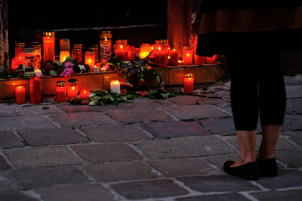 Kerzen und Blumen zum Gedenken | Wien, Austria - November 06, 2020: Gedenken an den Terroranschlag vom 02.11.2020, Kerzen und Blumen zum Gedenken an die Opfer am Abend. - Realisiert mit Pictrs.com