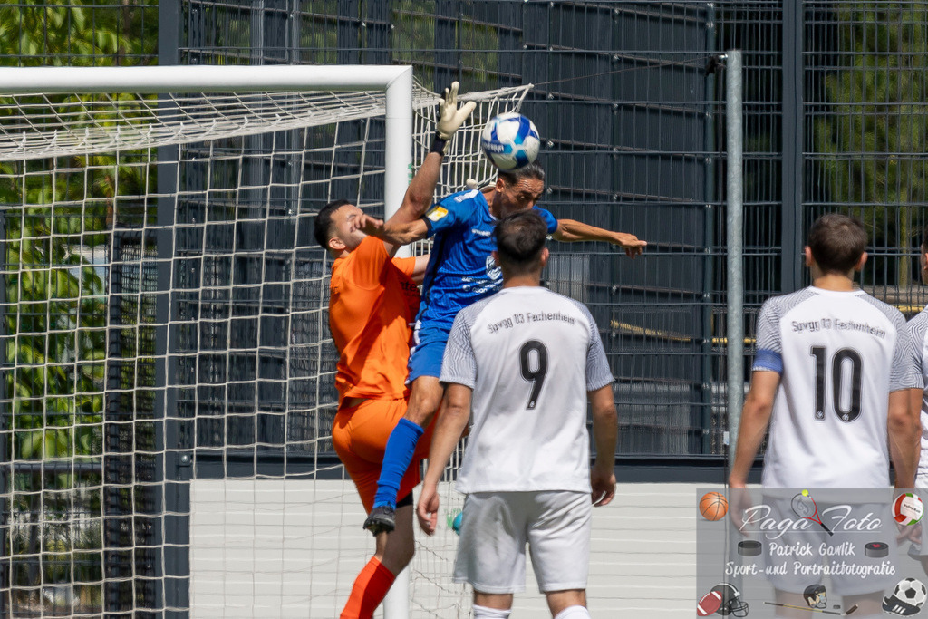 Testspiel: Spvgg. 03 Fechenheim - Türk Gücü Friedberg, 13.07.2024 | Ayoub Marzak (Spvgg. 03 Fechenheim #1) &amp; Kamil Yikilmaz (Türk Gücü Friedberg #7) im Kampf um den Ball, Spvgg. 03 Fechenheim - Türk Gücü Friedberg, Frankfurt am Main, Sportanlage Birsteiner Straße, 13.7.2024 - Realisiert mit Pictrs.com