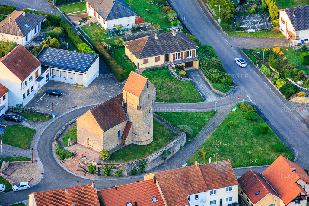 Luftbild: Sehr alte befestigte Kapelle aus dem Jahr 796 im Ortsteil Heckenransbach in Ernestviller im Bundesland Moselle in Frankreich.Foto: IMG_154820.jpg vom 17.04.2026 durch Werner Riehm/FLY-FOTO.deAuflösung des Originals: 6000 x 4000 px