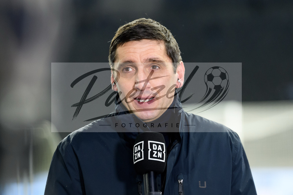BSCRBL20220220_008 | Fussball, Herren: Trainer Tayfun Korkut (Hertha BSC) schaut bei dem Spiel der 1. Bundesliga zwischen Hertha BSC und RB Leipzig im Olypiastadion am 20.02.2022 in Berlin, Deutschland.DFB / DFL REGULATIONS PROHIBIT ANY USE OF PHOTOGRAPHS AS IMAGE SEQUENCES AND/OR QUASI-VIDEO. - Realisiert mit Pictrs.com