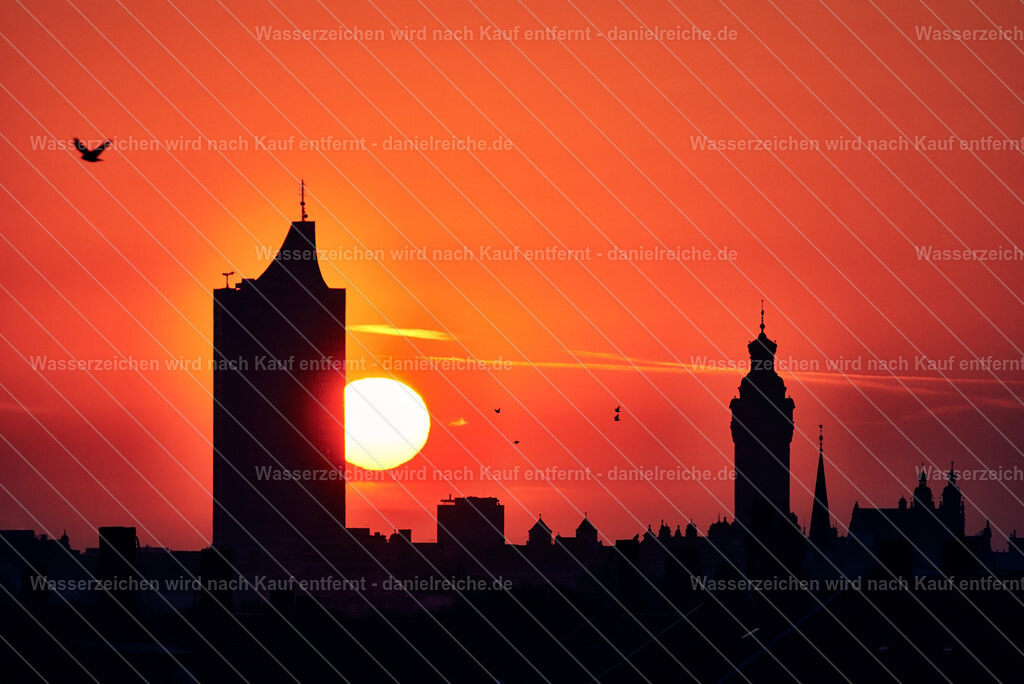 Leipzig Stadtsilhouette Sonnenaufgang im September | Leipzig Stadtsilhouette des Panoramatowers und Turm des Neuen Rathauses zu einem Sonnenaufgang im September - Realisiert mit Pictrs.com