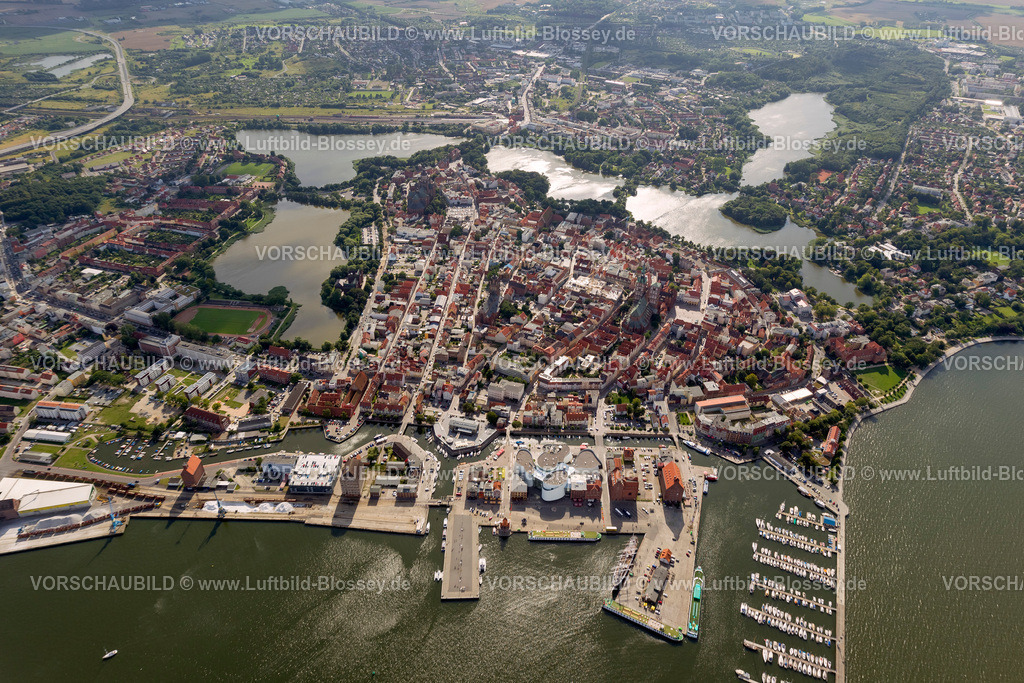 Stralsund12082018 | Hafen, Marina mit dem Deutsche Meeresmuseum und dem Ozeaneum, Stralsund, mit der von Wasser umgebenen Altstadtinsel am Strelasund,  Stralsund, Ostsee, Mecklenburg-Vorpommern, Deutschland, Europa 
