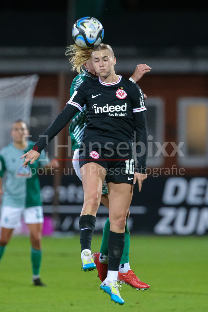 Fussball, Google Pixel Frauen-Bundesliga, SV Werder Bremen - Eintracht Frankfurt | v.li.: Laura Freigang (Eintracht Frankfurt, 10) im Kopfballduell, Kopfball, Zweikampf, Action, Aktion, Spielszene, DIE DFB-RICHTLINIEN UNTERSAGEN JEGLICHE NUTZUNG VON FOTOS ALS SEQUENZBILDER UND/ODER VIDEOÄHNLICHE FOTOSTRECKEN. DFB REGULATIONS PROHIBIT ANY USE OF PHOTOGRAPHS AS IMAGE SEQUENCES AND/OR QUASI-VIDEO.