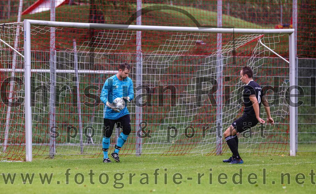 2023-08-27_042_TSV_Steinhoering_gegen_FC_Ebersberg | Steinhöring, Deutschland, 27.08.2023:
Fußball, Kreisklasse 2023 / 2024, 2. Spieltag, TSV Steinhöring gegen FC Ebersberg, Endergebnis: 2:0

Torwart Sebastian Frank (FC Ebersberg, #1), Mijo Bacak (TSV Steinhöring, #6)

Foto: Christian Riedel / fotografie-riedel.net