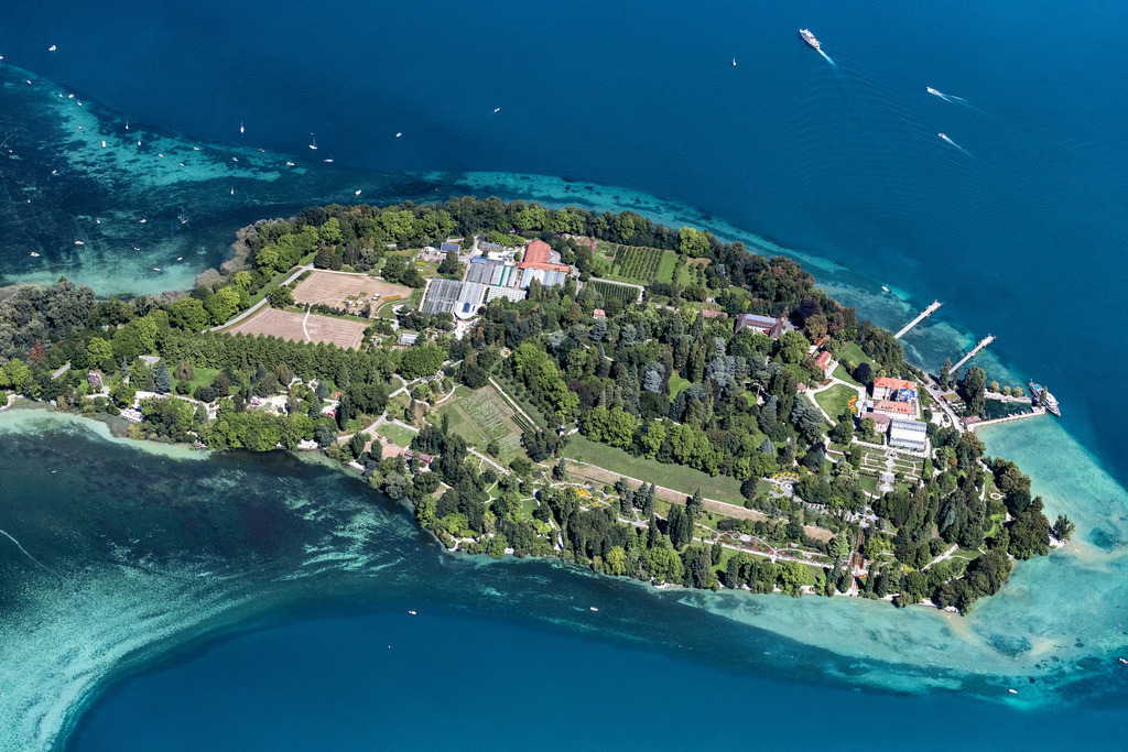 dr__0058827.jpg | KONSTANZ 20.08.2020 Blumeninsel Mainau im Bodensee im Bundesland Baden-Württemberg. Graf Lennart Bernadotte baute die Insel zur touristischen Attraktion aus. Im Schlosspark findet sich mediterrane und subtropische Vegetation, Rosengarten, Schmetterlingshaus, Palmenhaus und das Barockschloss mit Gastronomiebetrieben. // Island area Mainau with the village center in Konstanz in the state Baden-Wurttemberg, Germany. Foto: Daniel Reiter