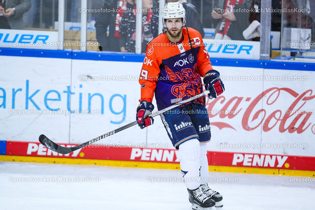 KoeDEL08032402088 | 08.03.2024, Köln, Eishockey, Penny DEL, 52. Spieltag, Lanxess-Arena, Kölner Haie - Adler Mannheim: Linden Vey (Adler Mannheim)