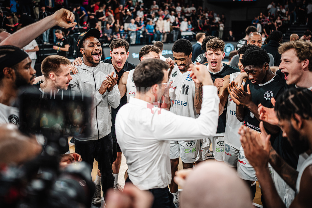 Basketball | Männer | Saison 2023/2024 | easyCredit Basketball Bundesliga | 31. Spieltag | Veolia Towers Hamburg vs. HAKRO Merlins Crailsheim | 30.04.2024 | Das Team der Veolia Towers Hamburg feiert.