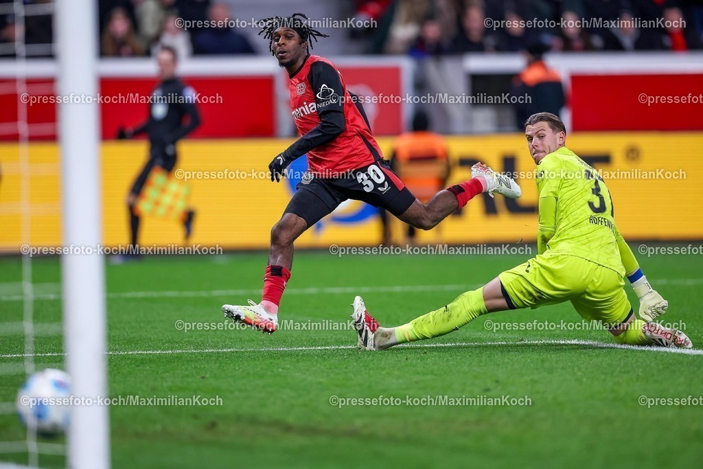 Lev02022502176 | 02.02.2025, Fußball, Bayer 04 Leverkusen - TSG 1899 Hoffenheim, 1. Fußball Bundesliga, 20. Spieltag, BayArena, Saison 2024 2025: Jeremie Frimpong (Bayer04 Leverkusen #30) Torschuss an Torwart Luca Philipp (Hoffenheim #37) vorbei und Treffer zum 2:0DFB regulations prohibit any use of photographs as image sequences and or quasi-video.