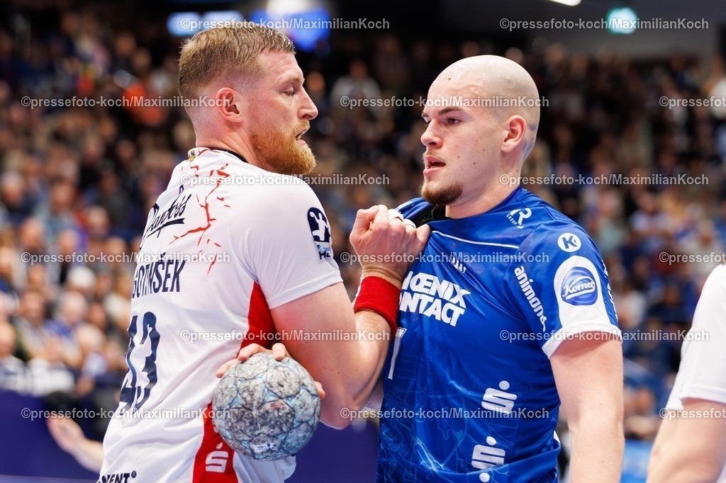 xKWIx04122501019 | 04.12.2025, xKWIx, Handball, Bundesliga, TBV Lemgo Lippe - SG Flensburg-Handewitt, PHOENIX CONTACT arena: Jan Mudrow (TBV Lemgo Lippe #7) im Griff bei Blaž Blagotinšek (SG Flensburg-Handewitt #43) Photo: xKamilxWilkowskixPressefotoKochx