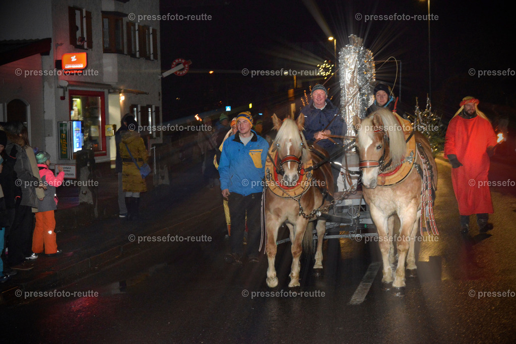 -news-2022-Dez05-Nikolo-Einzug-Lechaschau-WTV_6222 | Info aus dem Bezirk Reutte/Ausserfern Tirol sowie eine umfangreiche Bilddatenbank über die gesamte Region: Lechtal, Talkessel Reutte, Tannheimertal, Zwischentoren. Lech, Plansee, Zugspitze, Grenztunnel, B179, Fernpassstraße, Verkehr, Lawinen, Tradition, - Realisiert mit Pictrs.com