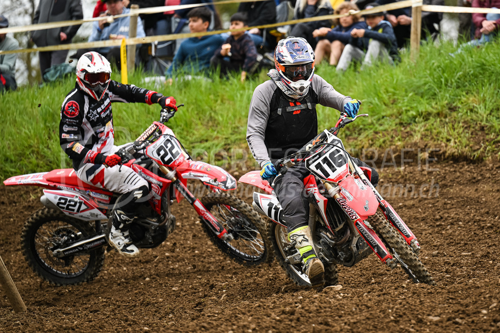 Motocross Schlatt bei Winterthur - 30. April 2023 | #116 Hubert Christoph aus Truellikon (CH) auf Honda CRF 250 und #221 Wirz Hanspeter aus Bubikon (CH) auf Honda CRF 250 R in der Kategorie Senioren am Motocross Schlatt bei Winterthur, 30. April 2023. 
Instagram: @mx_schlatt | @mc_wila | @sam_schweiz
Bild: Sportfotografie Markus Aeschimann | www.markus-aeschimann.ch - Realisiert mit Pictrs.com