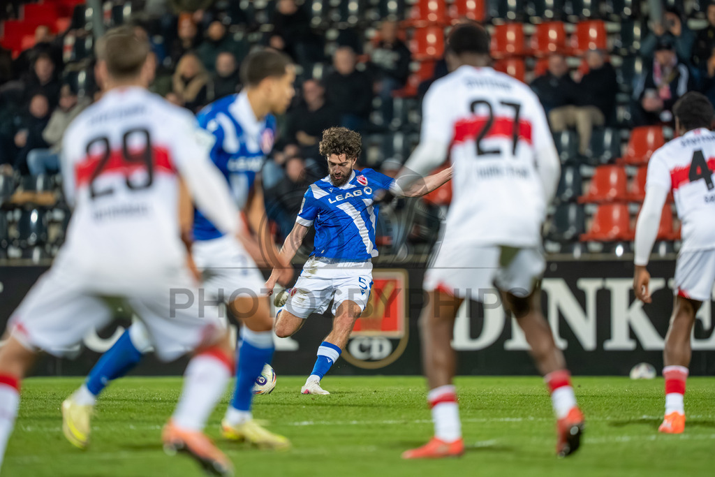 VfB Stuttgart II vs. FC Energie Cottbus, Fussball, 3.Liga, 27. Spieltag, Saison 2025/2026, 03.03.2026 | Dominik Pelivan (FC Energie Cottbus, #05) mit einer Freistoßgelegenheit,VfB Stuttgart II vs. FC Energie Cottbus, Fussball, 3.Liga, 27. Spieltag, Saison 2025/2026, 03.03.2026Foto: photosbyphips/Philip Ziegler