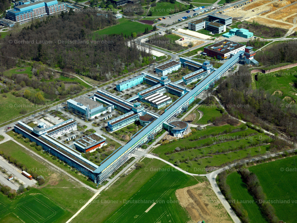 2857240 | ULM 13.10.2017 Campus- Gebäude der Universität Ulm mit Institut für Elektronische Bauelemente und Schaltungen an der Straße Albert-Einstein-Allee in Ulm im Bundesland Baden-Württemberg, Deutschland. Weiterführende Informationen bei: Universität Ulm. // Campus building of the university Ulm with Institut fuer Elektronische Bauelemente and Schaltungen on street Albert-Einstein-Allee in Ulm in the state Baden-Wurttemberg, Germany. Further information at: Universitaet Ulm. Foto: Gerhard Launer