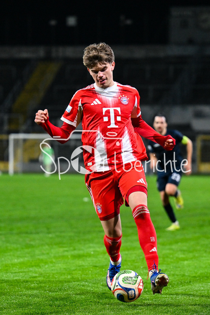 FC Bayern Amateure - SpVgg Unterhaching | MÜNCHEN, DEUTSCHLAND - 24. FEBRUAR: am Ball Guido DELLA ROVERE (FC Bayern München II 10) / Einzelfoto / Freisteller während dem Spiel zwischen den Amateuren des FC Bayern München und der SpVgg Unterhaching am 25. Spieltag der Regionalliga Bayern im Grünwalder Stadion