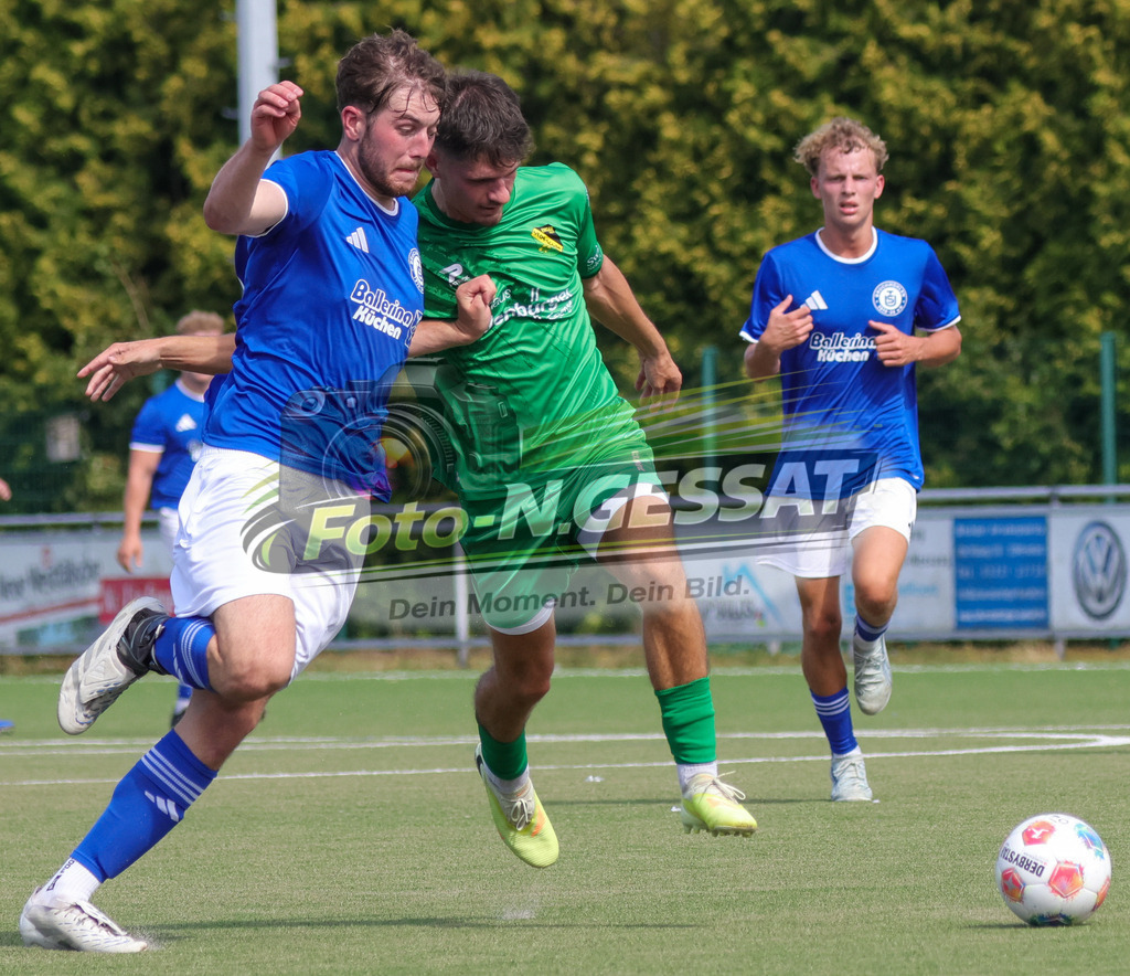 SC Enger - TuS Bruchmühlen | Auf dem Bild zu sehen: grün SC Enger: Arian Murseli ; blau TuS Bruchmühlen: Moritz Berg Bünder SV, TuS Bruchmühlen II, Saison 26/27, Kreisliga A, Enger, Deutschland - Realisiert mit Pictrs.com