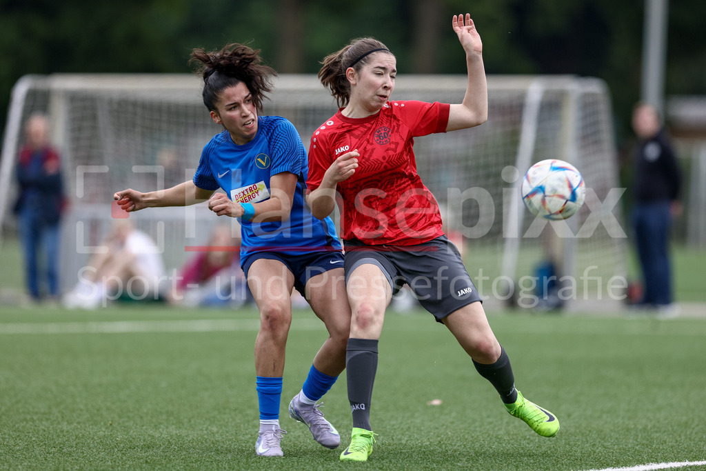 Fussball, Aufstiegsrunde Regionalliga Nord Frauen, FC Union 60 - SC Victoria Hamburg | v.li.: Irem Üstün (SC Victoria Hamburg, 32) und Jette Wille (FC Union 60 Bremen, 3) im Zweikampf, Duell, Dynamik, Aktion, Action, Spielszene
