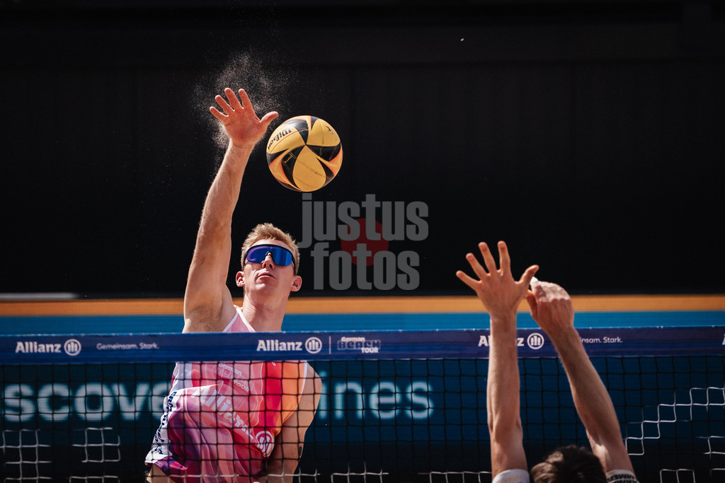 Beachvolleyball | Männer | Allianz German Beach Tour 2025 | Tourstop Hamburg | 31.05.2025 | Jonas Reinhardt beim Angriff