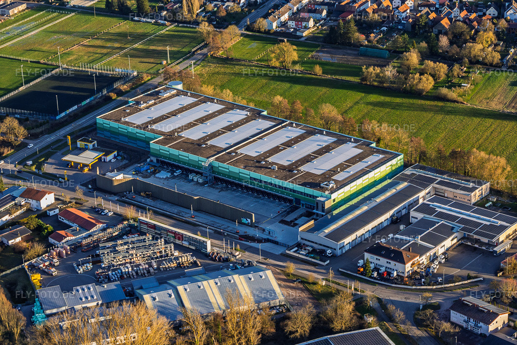 Luftbild: Fast fertiggestelleter Neubau des Logistikpark der HANSAINVEST und DFI-Real-Estate Kandel für FRISCHEPLATTFORM SÜDWEST der Gemüsering Stuttgart GmbH im Ortsteil Minderslachen in Kandel im Bundesland Rheinland-Pfalz in Deutschland. – Foto: IMG_153333.jpg vom 01.03.2026 durch Werner Riehm/FLY-FOTO.de – Auflösung des Originals: 5396 x 3597 px – Entdecke HANSAINVEST | Kapital-verwaltungs-gesellschaft: Hansainvest – Gemüsering Stuttgart: Gemüseanbau, Obst und Gemüseproduktion, Foodservice – Unternehmensgruppe Hagedorn – dd-baumanagement.de – BREMER SE – k-eins architekturbüro GmbH Berlin Berlin – Immobilienprojekte | Baron Equity GmbH | Grünwald – DFI Real Estate - Driving Future Innovation