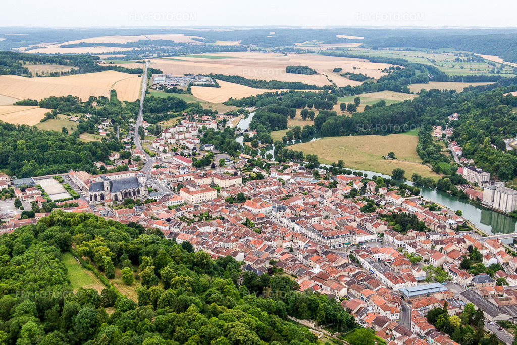 Aerial view: Riverbank areas of the Maas/Meuse in Saint-Mihiel in the state Meuse, France. – Photo: IMG_083385.jpg taken on 07/12/2015 by Werner Riehm/FLY-FOTO.com – Resolution of the original: 5472 x 3648 px