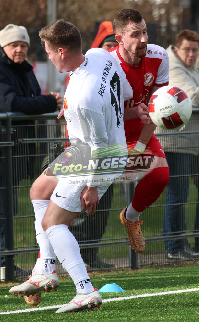 FC RW Kirchlengern - Post TSV Detmold | Auf dem Bild zu sehen: Rot FC RW Kirchlengern: Artem Panasenkov ; Weiß Post TSV Detmold: Thomas Stirz FC RW Kirchlengern, Post TSV Detmold, Saison 25/26, Landesliga, Deutschland - Realisiert mit Pictrs.com