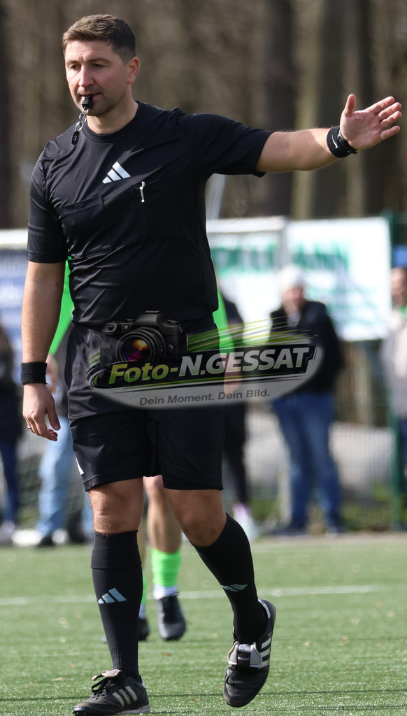SC Bünde - TuS Ahmsen | Auf dem Bild zu sehen: Schiedsrichter: Eugen FritzSC Bünde, TuS Ahmsen, Saison 25/26, Bezirksliga, Deutschland - Realisiert mit Pictrs.com
