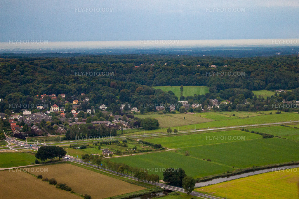 Aerial view: View of the town in Persingen in the state Gelderland, Netherlands. – Photo: IMG_44846.jpg taken on 08/21/2011 by Werner Riehm/FLY-FOTO.com – Resolution of the original: 4020 x 2680 px
