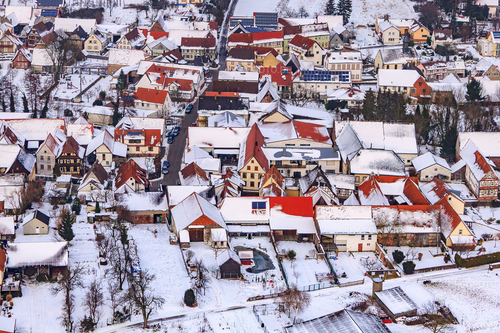 Luftbild: Hauptstraße im Winter im Schnee in Dierbach im Bundesland Rheinland-Pfalz in Deutschland. Foto: IMG_23672.jpg vom 16.01.2010 durch Werner Riehm/FLY-FOTO.de