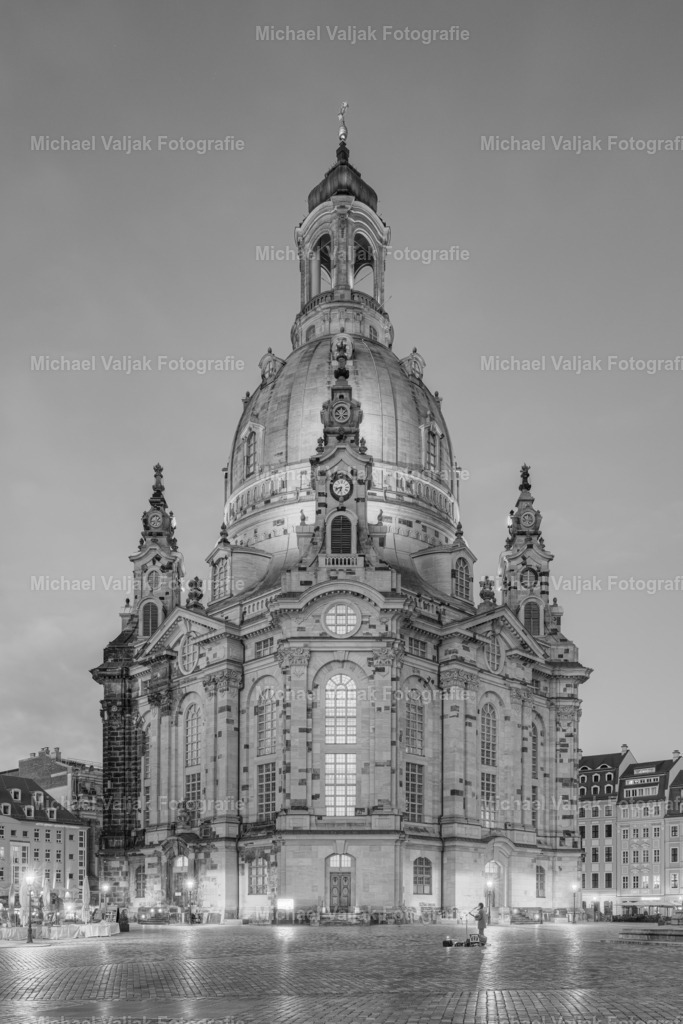 Frauenkirche Dresden am Abend schwarz-weiß | Blick vom Neumarkt auf die beleuchtete Frauenkirche in Dresden am Abend. Ein einsamer Musiker steht auf dem Marktplatz, spielt Lieder auf seiner Gitarre und hofft auf Zuhörer. - Realisiert mit Pictrs.com