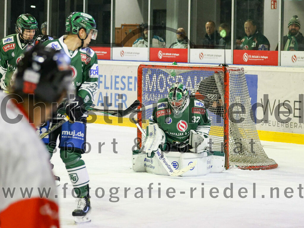 2024-01-12_058_TSV_Erding_gegen_EV_Dingolfing | Erding, Deutschland, 12.01.2024:
Eishockey, Bayernliga Vorrunde 2023 / 2024, 24. Spieltag, TSV Erding gegen EV Dingolfing, Endergebnis: 10:2

Torwart Dimitri Pätzold (Erding Gladiators, #32)

Foto: Christian Riedel / fotografie-riedel.net
