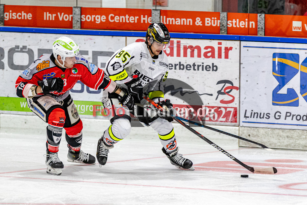 TSV Peißenberg Miners vs ERSC Amberg Wild Lions | Eishockey Bayernliga 2023/2024, TSV Peißenberg Miners vs ERSC Amberg Wild Lions,
Kampf um den Puck Daniel KRIEGER (Wild Lions 97) und Valentin HÖRNDL (Miners 18),
2023-10-27 in Peißenberg (Eisstadion)
18 Valentin HÖRNDL (Miners 18), 95 Lukas SALINGER (Wild Lions 95)
Copyright: WolfgangxLindner foto-lindner.de