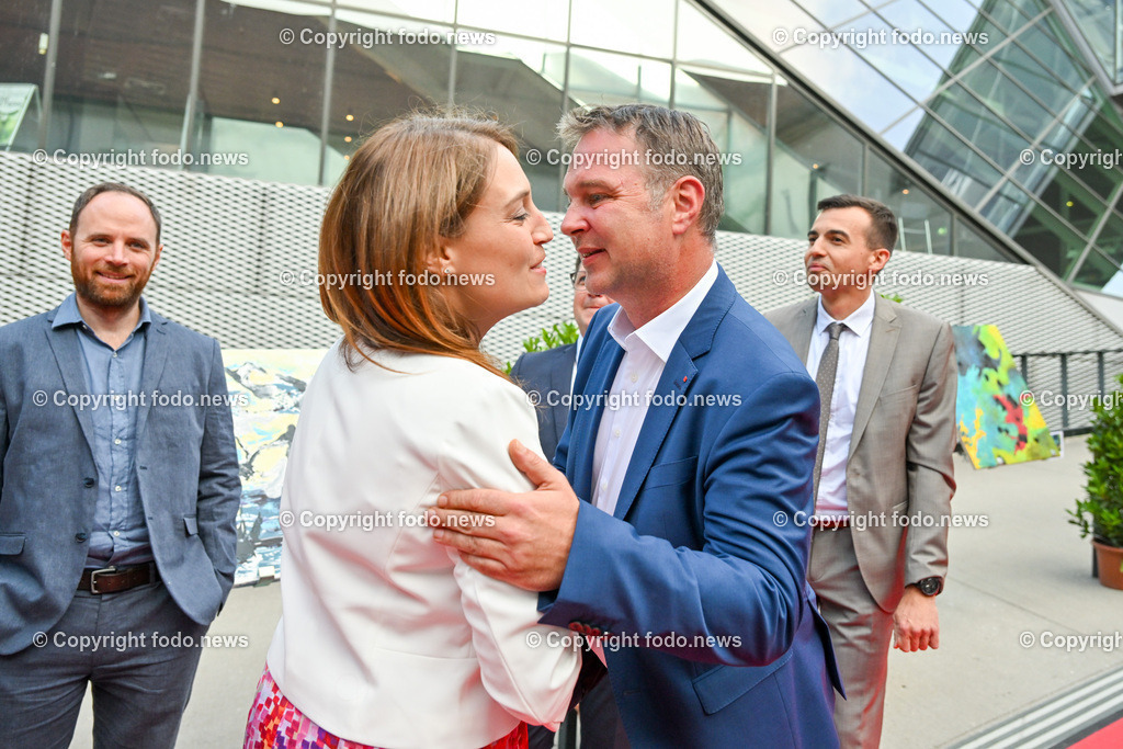 Bund Sozialdemokratischer AkademikerInnen Oberoesterreich_ rote Nacht 2023_ 06.07.2023-10 | 06.07.2023, Schloss Linz, AUT, Bund Sozialdemokratischer AkademikerInnen Oberoesterreich, rote Nacht 2023, im Bild  Tina Bloechl (SP, Vize-Bgmin. der Stadt Linz), Andreas Babler (SP, Bundesparteivorsitzender)