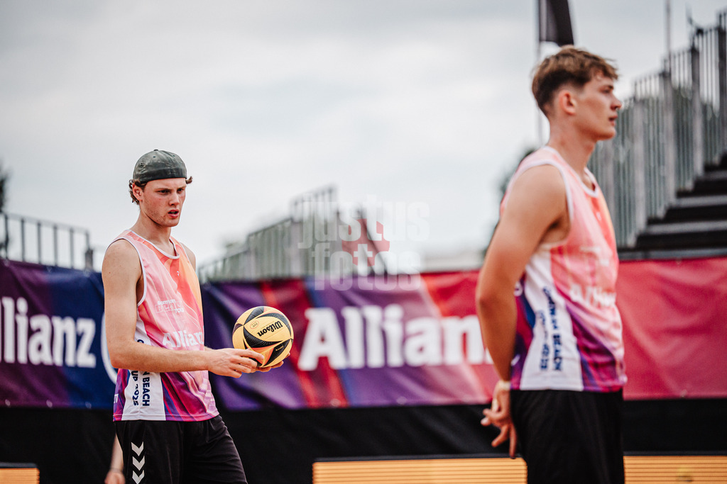 Beachvolleyball | München | Allianz German Beach Tour 2025 | Tourstop München | 03.07.2025 | v.l. Malte Höppner schaut auf die Zeichen von Moritz Camp