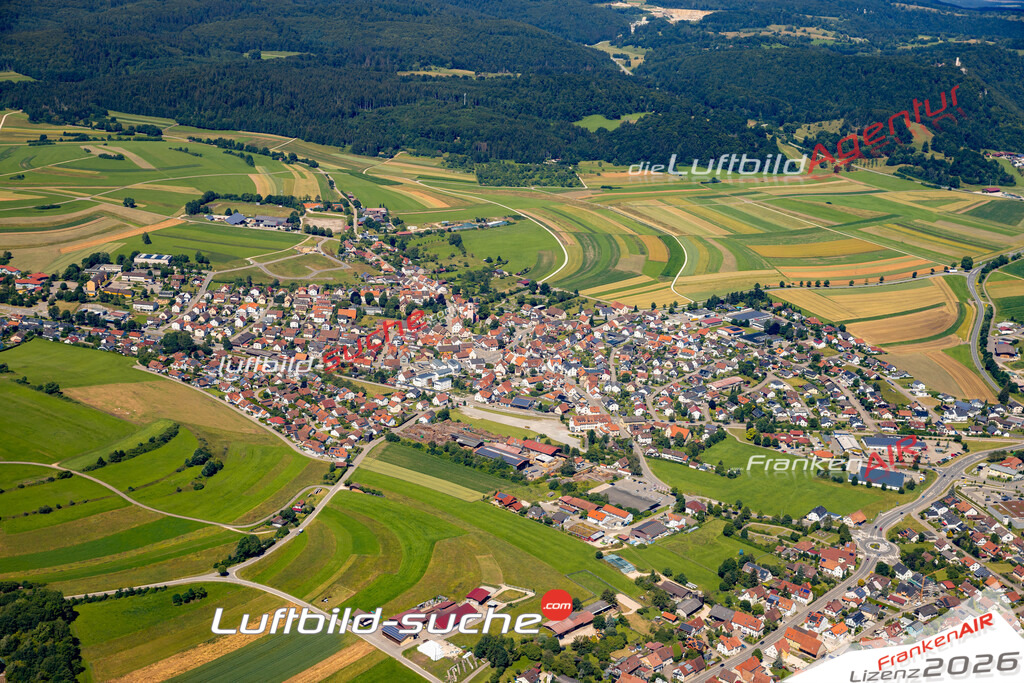 Das Luftbild zeigt : Großengstingen Engstingen - Die Luftaufnahme wurde 2024 vom UL-Flugzeug aus erstellt ( keine Drohne ) - Hochauflösende Luftaufnahme - Für grossformatige Ausdrucke geeignet. Die Geschenkidee !Mit Lizenz und Bildrechte bestellbar