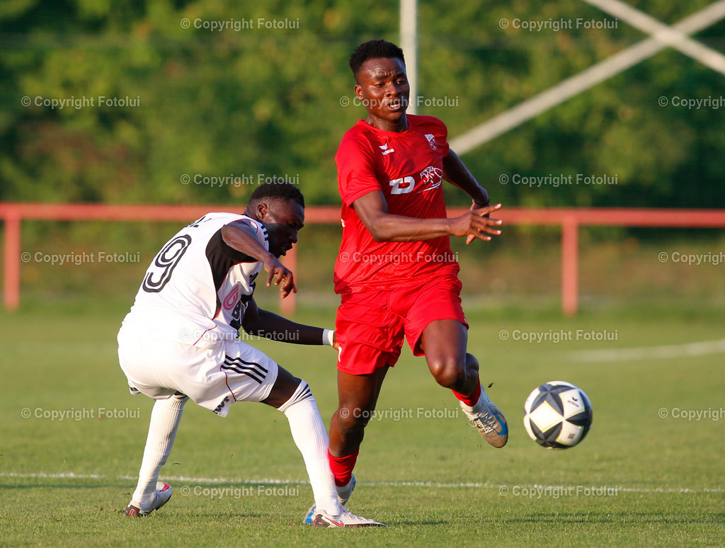 A_LUI_150825_14 | SPORT,FUSSBALL,REGIONALLIGA MITTE ASKOE OEDT-SPG LASK AMATEURE 15.08.2025 IM BILD :ADAMSON SHARAFA  (OEDT) UNDSERIGNE FALL (LASK/AMATEURE) FOTO.FOTLUI
