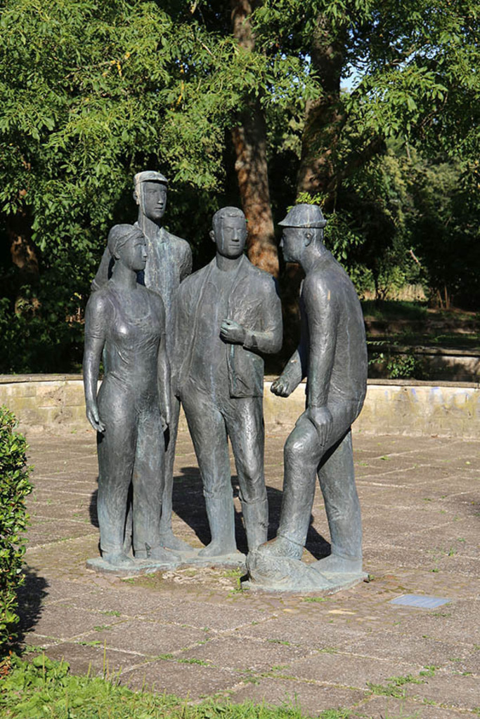 agra-Park - Skulpturengruppe "Der Weg der Genossenschaftsbauern" | Entdecke über 20 Kategorien Leipzig-Motive: Foto-Downloads, hochwertige Poster, Leinwand- & Fine-Art-Prints. Jetzt Lieblingsfoto im Bildlexikon Leipzig Shop bestellen!