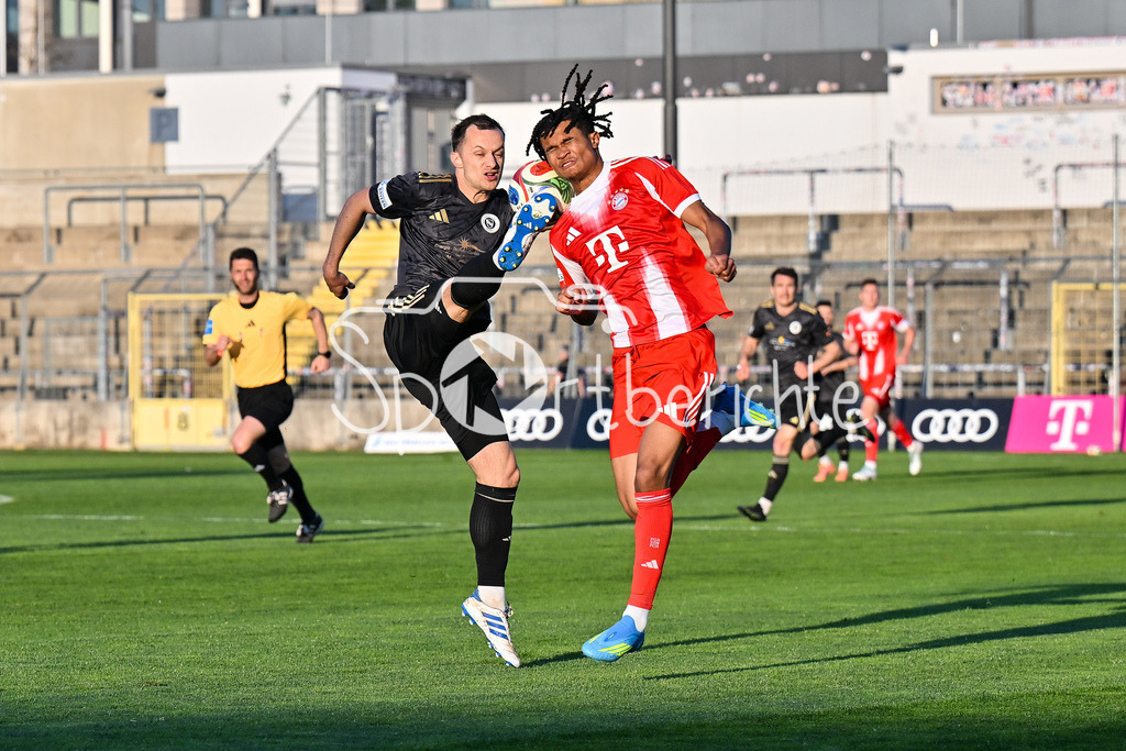 FC Bayern Amateure - SpVgg Ansbach | MUNICH, GERMANY - 17. APRIL: im Duell Eric WEEGER (SpVgg Ansbach 25) und Julien YANDA (FC Bayern München II 16) während dem Match zwischen den Amateuren des FC Bayern München und der SpVgg Ansbach am 29. Spieltag der Regionalliga Bayern im Grünwalder Stadion