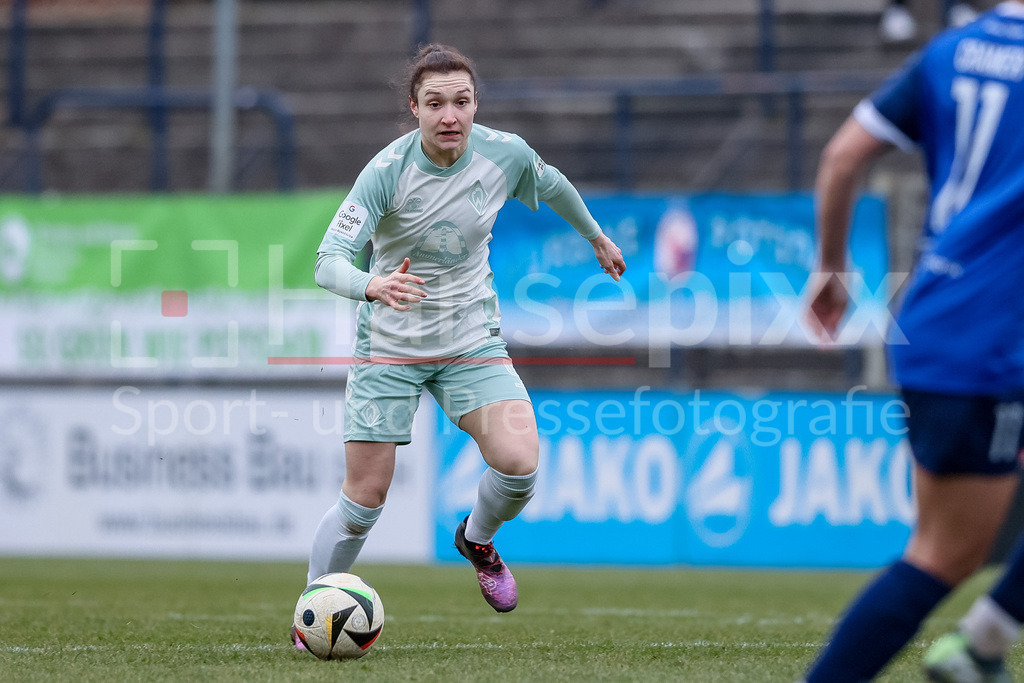 Fussball, Google Pixel Frauen-Bundesliga, 1. FFC Turbine Potsdam - SV Werder Bremen | v.li.: Sophie Weidauer (SV Werder Bremen, 9) am Ball, Einzelbild, Ganzkörper, Aktion, Action, Spielszene, DIE DFB-RICHTLINIEN UNTERSAGEN JEGLICHE NUTZUNG VON FOTOS ALS SEQUENZBILDER UND/ODER VIDEOÄHNLICHE FOTOSTRECKEN. DFB REGULATIONS PROHIBIT ANY USE OF PHOTOGRAPHS AS IMAGE SEQUENCES AND/OR QUASI-VIDEO.