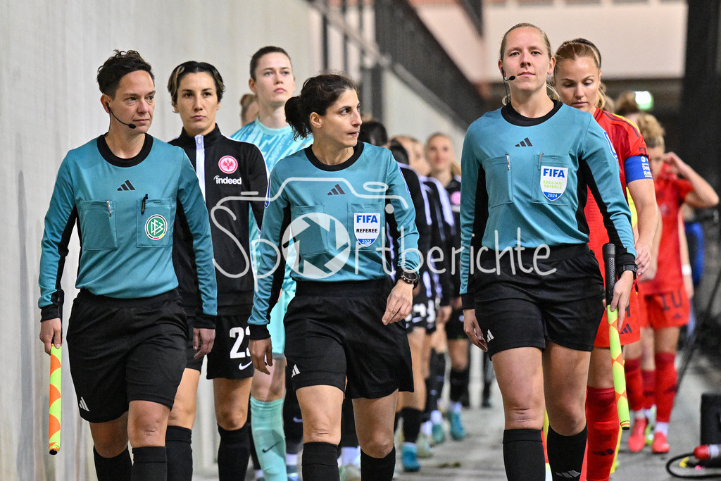FC Bayern München Frauen - SG Eintracht Frankfurt Frauen | Das Team um Schiedsrichterin Riem HUSSEIN (mitte) fuehrt die beiden Mannschaften aufs Feld / Linienrichterin Jasmin MATYSIAK / Linienrichterin Alessa PLASS in Aktion / Google Pixel Frauen Bundesliga: FC Bayern Muenchen - Eintracht Frankfurt, FC Bayern Campus am 04.11.2024