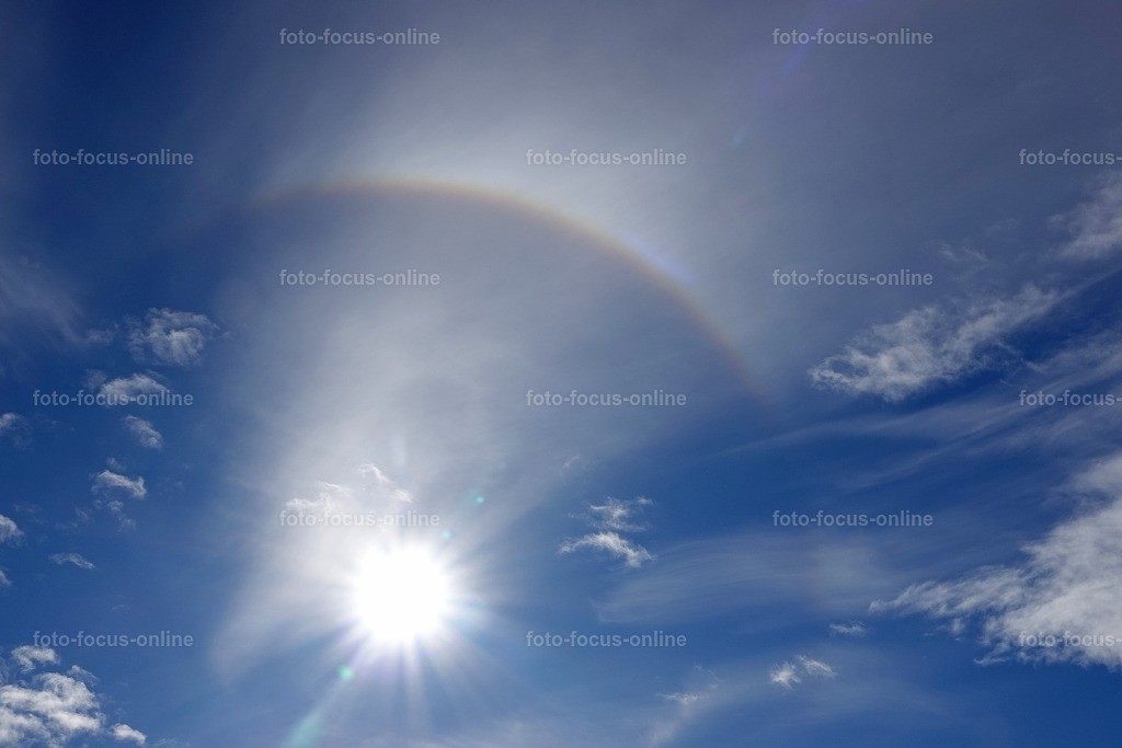 Halo-Effekt 5 | A halo effect around the sun is anoptical phenomenon in the atmosphere that appears as a bright ring or colored arc around the sun. It is caused by the refraction and reflection of sunlight by ice crystals in high cirrus clouds.