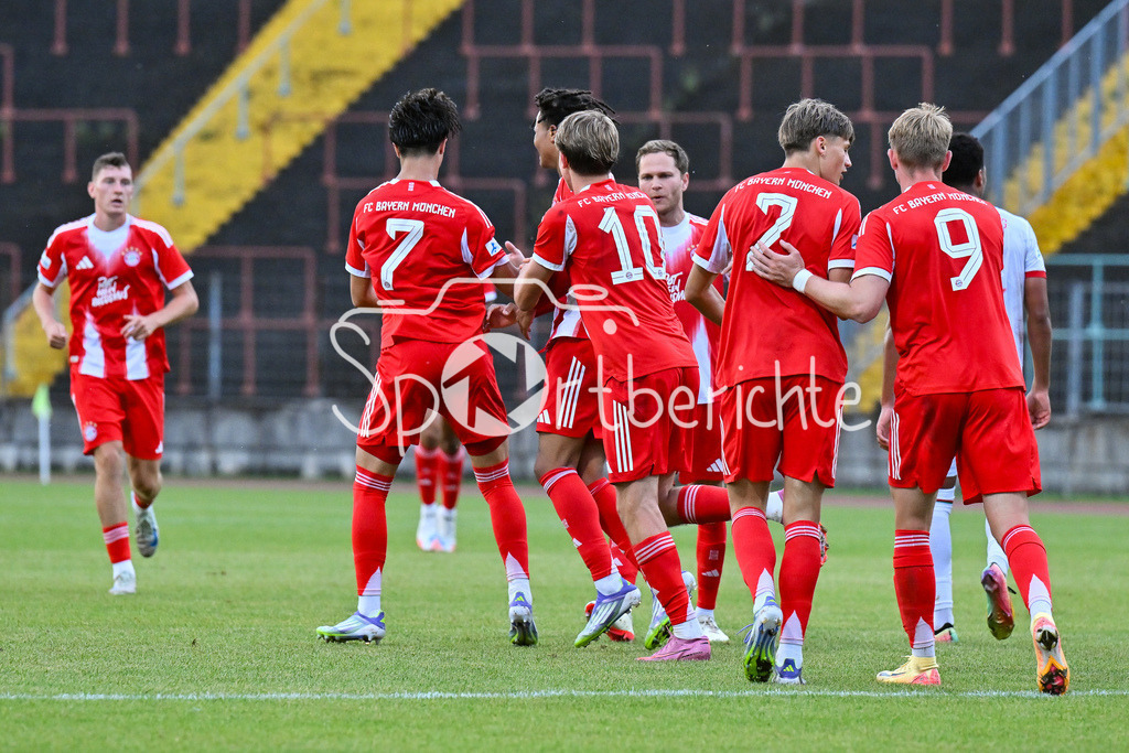 FC Augsburg II - FC Bayern Amateure | Jubel nach dem Treffer zum 1-1 Ausgleich durch Adin LICINA (FC Bayern Muenchen II 7) / Tor / Torschuetze / Freude / Happy / Regionalliga Bayern: FC Augsburg II - FC Bayern Muenchen II, Rosenaustadion am 25.07.2025