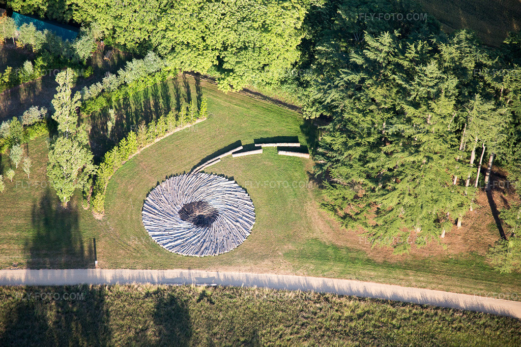 Aerial view: Landscape art in the castle park of Castle Chaumont-sur-Loire in Chaumont-sur-Loire in the state Loir et Cher, France. – Photo: IMG_081250.jpg taken on 06/19/2015 by Werner Riehm/FLY-FOTO.com – Resolution of the original: 5472 x 3648 px