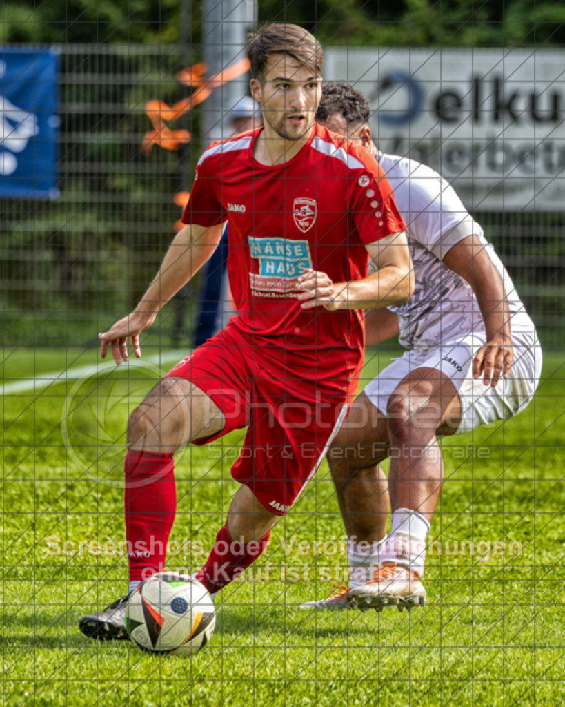 20250831_152559_0469-Bearbeitet-2 | #,TSG Salach (weiß) vs. SV Ebersbach (rot), Fußball, Bezirksliga - Bezirk Neckar/Fils, 02. Spieltag, Saison 2025/2026, Rasensportplatz, Staufenecker Straße, 73084 Salach, 31.08.2025 - 15:00 Uhr,Foto: PhotoPeet-Sportfotografie/Peter Harich