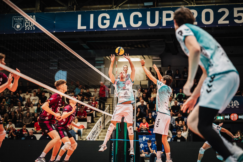 Volleyball | Herren | Saison 2025/2026 | Volleyball Ligacup | SWD powervolleys Düren vs. Energiequelle Netzhoppers KW | 12.10.2024 | Zuspiel von Joris Berkhout (#3, SWD powervolleys Düren)