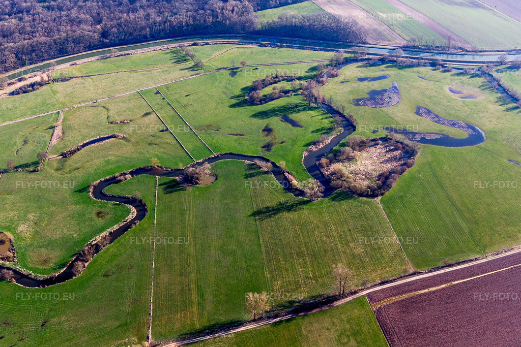 Vue aérienne: Courbe sinueuse et serpentine d'un cours d'eau - la rivière Zorn à Hochfelden dans le département Bas Rhin, France – .Photo: IMG_097575.jpg prise le 16/03/2017 par Werner Riehm/FLY-FOTO.eu – Résolution de l'original: 4183 x 2789 px