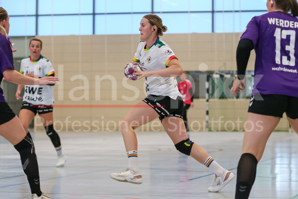 Handball, Testspiel Frauen, VfL Oldenburg - SV Werder Bremen | v.li.: Paulina Golla (VfL Oldenburg, 29) am Ball, Spielszene, Aktion, Action