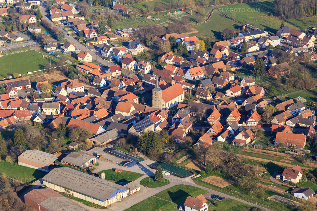 Aerial view: Church of Saint-Jacques-le-Majeur in Riedseltz in the state Bas-Rhin, France. – Photo: IMG_130951.jpg taken on 03/22/2022 by Werner Riehm/FLY-FOTO.com – Resolution of the original: 5186 x 3458 px