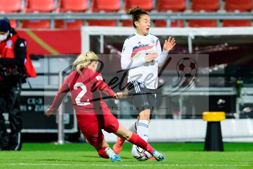 GERTUR20211126_170 | Fussball, Frauen: Berna Yeniceri (Turkey) und Felicitas Rauch (Germany) im Zweikampf bei dem Spiel der WM-Qualifikation zwischen Deutschland und Tuerkei im Eintracht-Stadion am 26.11.2021 in Braunschweig, Deutschland. - Realisiert mit Pictrs.com