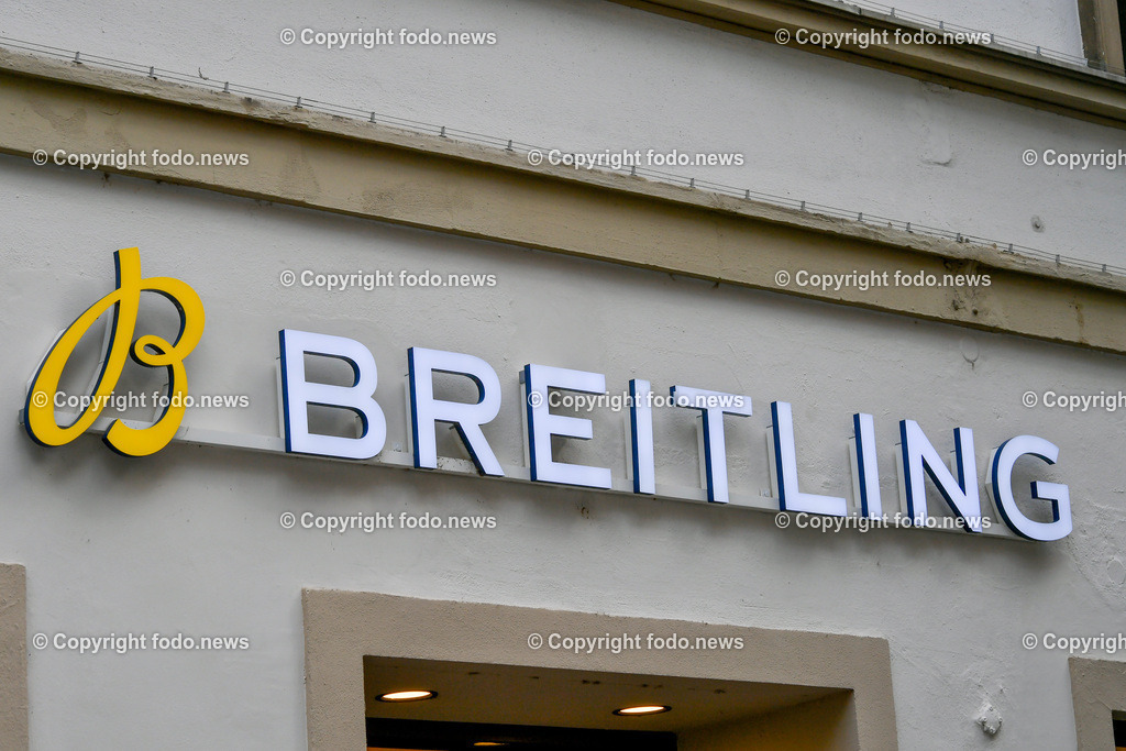 Deutschland_ Baden-Wuerttemberg_ Stuttgart_ 25.10.2025-23 | 25.10.2025, Deutschland, GER, Baden-Wuerttemberg, Stuttgart, im Bild Themenbild, Breitling, Schriftzug, Leuchtschrift, gelbes Logo, weißer Hintergrund, Gebaeudefassade, Eingang, Außenaufnahme, Werbeschild, Reklame, Schmuck, Luxusuhren, Großbuchstaben, Stadtansichten, Feature, Symbolbild 